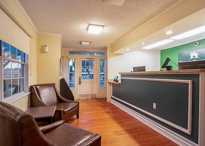 Hometowne By Red Roof - Dunlap Ave Motel 2*