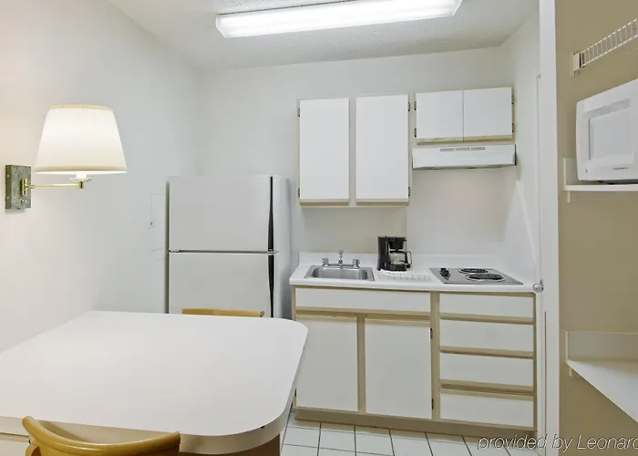 Hometowne By Red Roof - Dunlap Ave Motel 2*