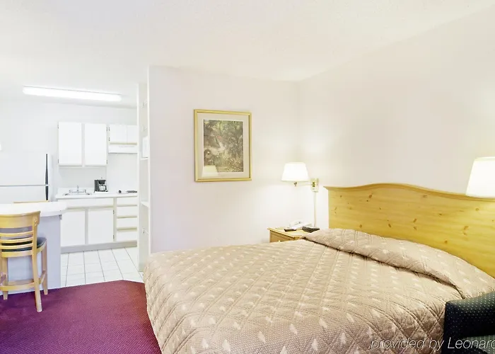Motel Hometowne By Red Roof - Dunlap Ave 2*